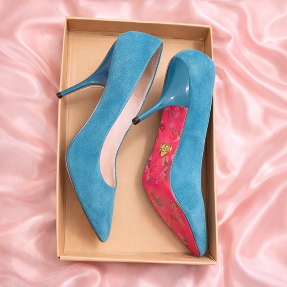 Betsey Johnson Teal Blue Suede Pumps Pink Sole Heels Size 8.5 - Picture 2 of 9